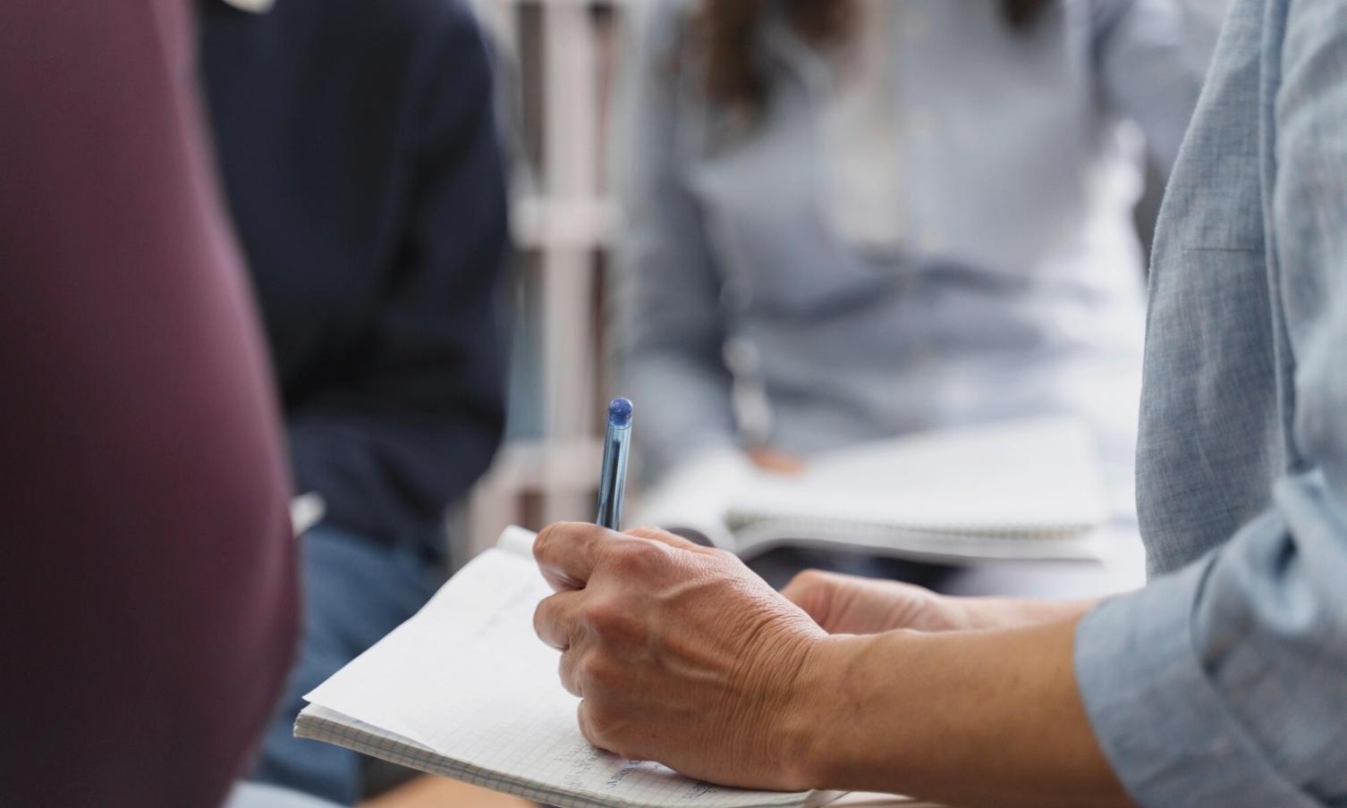 Sesión de formación con estudiantes trabajando en análisis presupuestarios